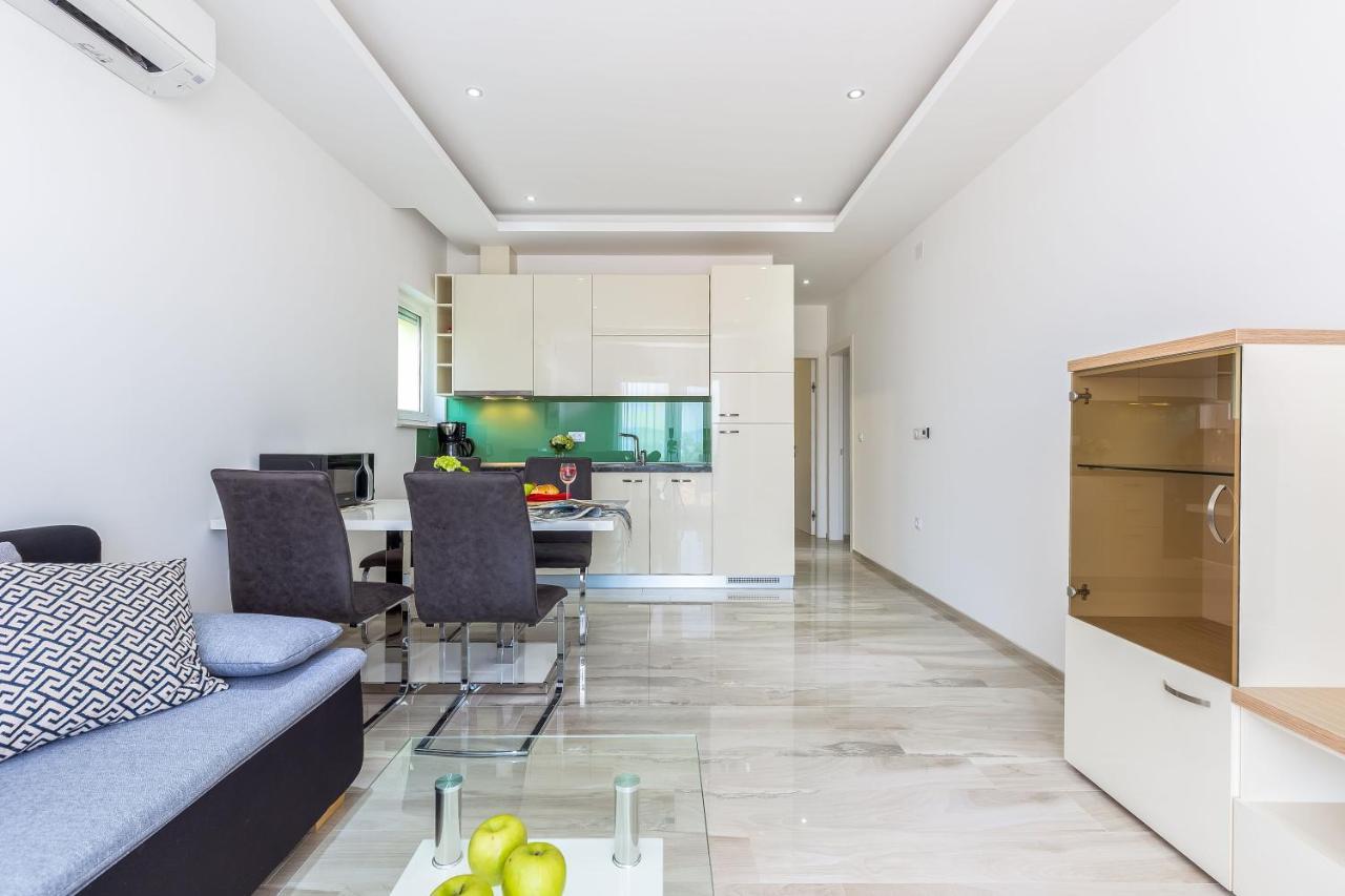 Apartment Luxury With Pool 2
