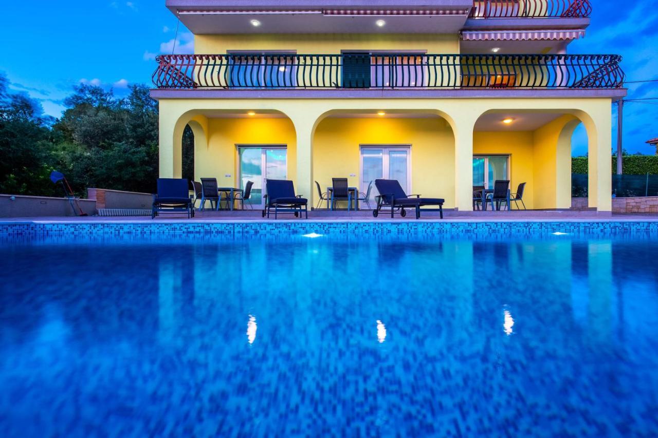 Luxury With Pool 2 *