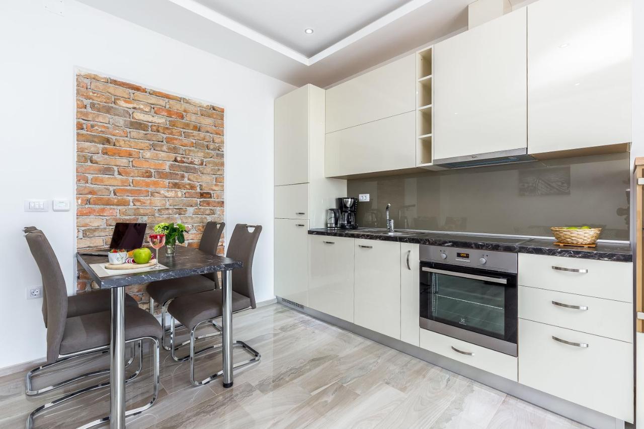 Luxury With Pool 2 Apartment