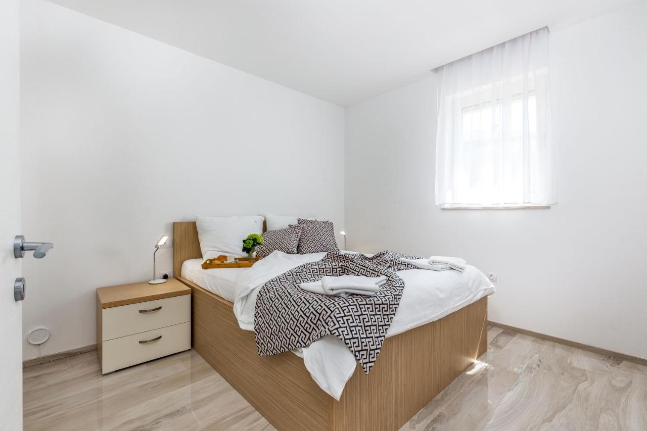 Apartment Luxury With Pool 2