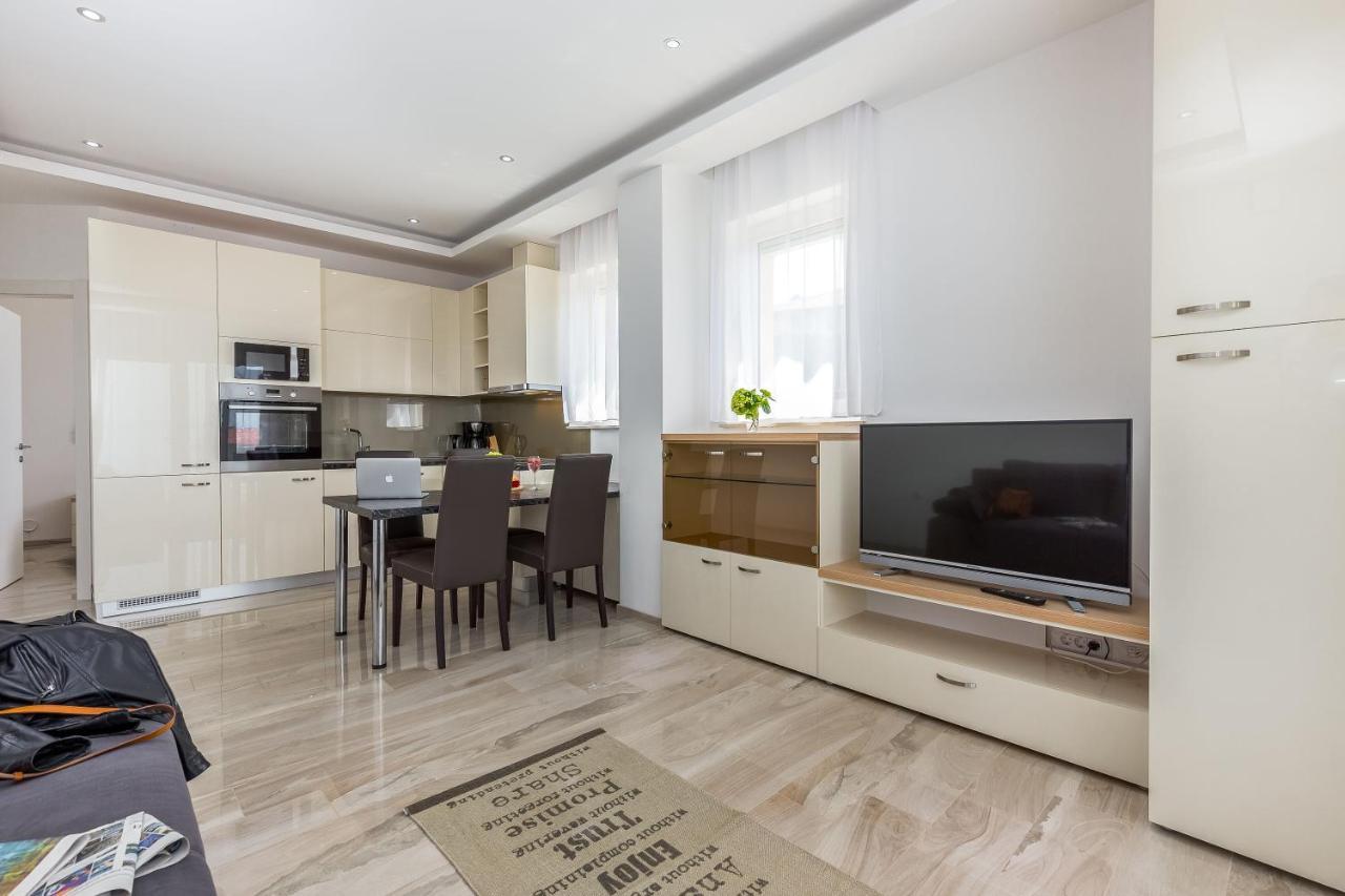 Apartment Luxury With Pool 2 *