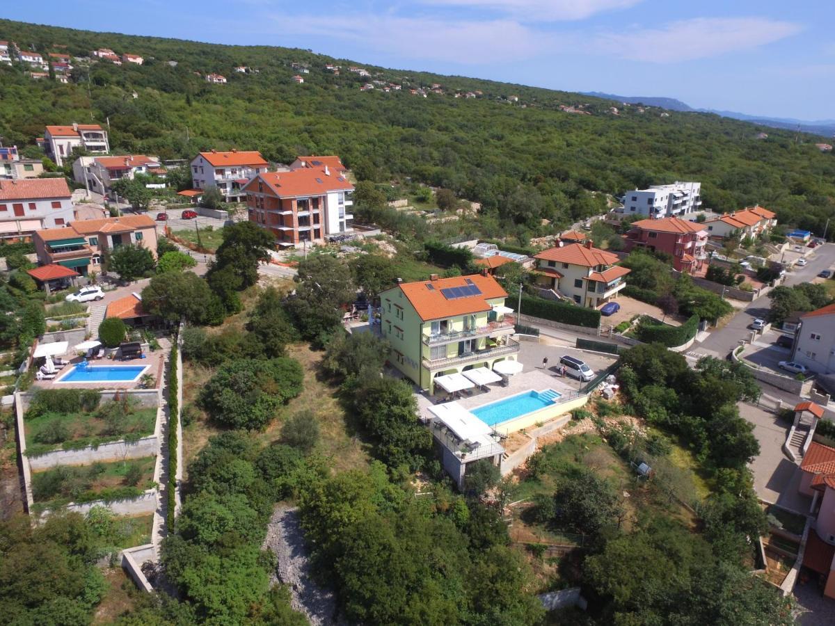 Luxury With Pool 2 *